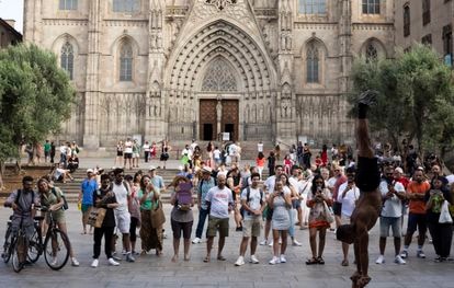 Turistas en la plaza de la catedral de Barcelona, este viernes. 