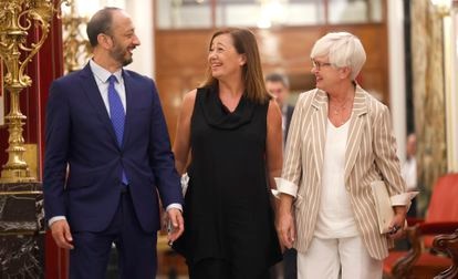Desde la izquierda, Alfonso Rodríguez Gómez, vicepresidente del Congreso; Francina Armengol, presidenta del Congreso e Isaura Lea, portavoz adjunta del PSOE en el Congreso, este martes.