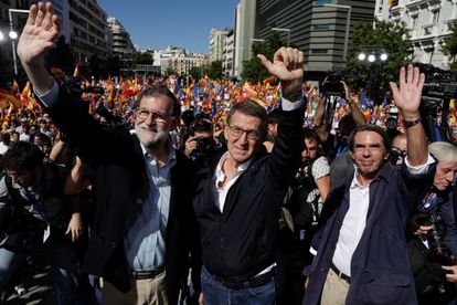 Mariano Rajoy, Alberto Núñez Feijóo y José María Aznar, al comienzo del mitin del PP en Madrid.