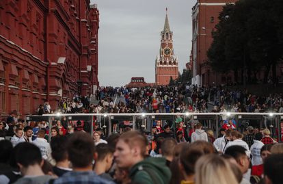 Asistentes al concierto organizado en la Plaza Roja de Moscú, este viernes. 