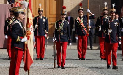 La princesa de Asturias, Leonor de Borbón, desfila antes de jurar bandera.