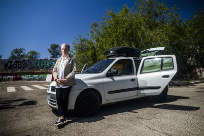 Leonor, víctima de abusos de la iglesia, junto a su coche reconvertido en caravana.