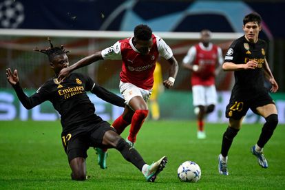 El centrocampista francés del Real Madrid Eduardo Camavinga intenta parar el avance del centrocampista español del Sporting Braga Alvaro Djalo.