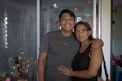 El marinero Marlon Valdez y su madre Ivonne Villagómez, el sábado en Acapulco.