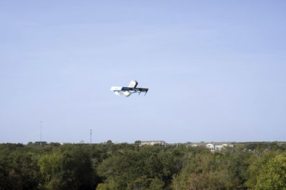 Un dron de Amazon en el cielo en Texas.