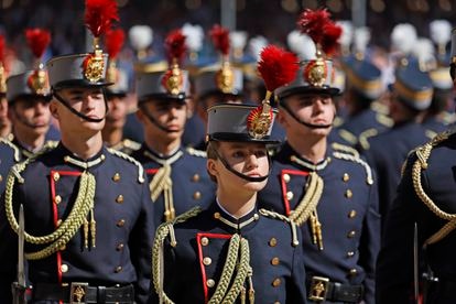 La princesa Leonor desfilaba junto a sus compañeros de promoción en el patio de armas de la Academia Militar de Zaragoza, este sábado.