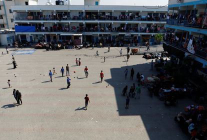 Vista de refugiados en uno de los colegios gestionados por la ONU en Gaza, la semana pasada.