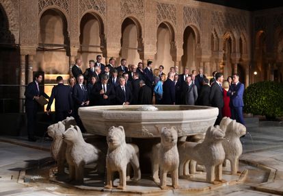 Los líderes europeos en el Patio de los Leones de la Alhambra tras la foto de familia.
