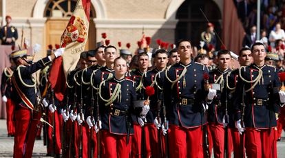 La princesa Leonor, durante el desfile junto a sus compañeros de promoción en el patio de armas de la Academia Militar de Zaragoza, este sábado.