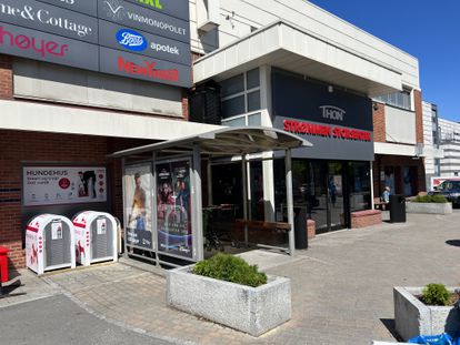 Casetas para dejar al perro en un centro comercial de Noruega.