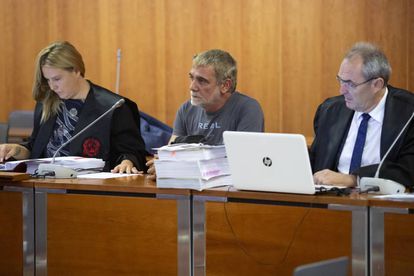 En el centro, Manuel Alonso durante el juicio.