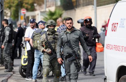 Personal de seguridad israelí asegura la escena tras el incidente registrado en Jerusalén este 30 de octubre de 2023.