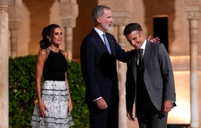 Los Reyes saludan al presidente francés, Emmanuel Macron, en el Patio de los Leones de la Alhambra de Granada.