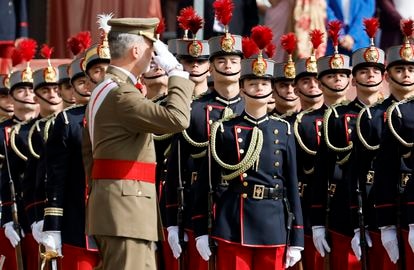 El rey Felipe VI preside la ceremonia oficial en la que la princesa de Asturias (centro), ha jurado bandera.