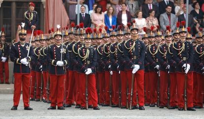 La princesa de Asturias (tercera por la izquierda) junto a otros cadetes de su curso momentos antes de jurar bandera en la Academia Militar de Zaragoza, este sábado.