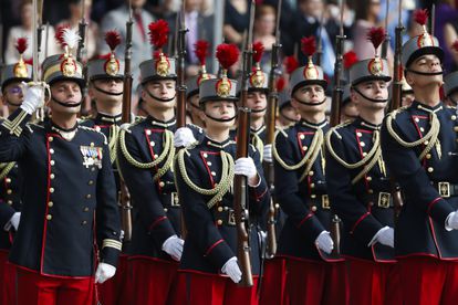 La princesa de Asturias, Leonor de Borbón, desfilaba antes de jurar bandera con el resto de los cadetes de su curso en una ceremonia celebrada este sábado en la Academia Militar de Zaragoza.