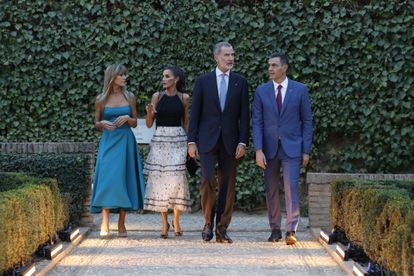 Los Reyes de España, Felipe y Letizia, junto al presidente del Gobierno en funciones, Pedro Sánchez, y su esposa Begoña Gómez, pasean por los jardines de la Alhambra, donde ofrecen una cena a los mandatarios europeos, dentro de la III Cumbre de la Comunidad Política Europea.