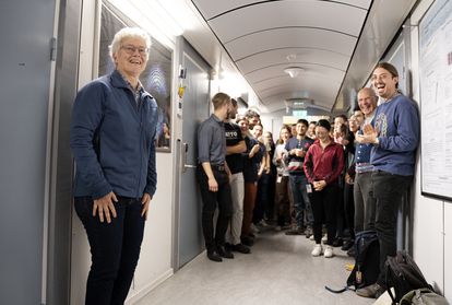 La ganadora del Nobel de Física Anne L'Huillier (izquierda), reciba a los periodistas en la Universidad de Lund (Suecia), este martes.