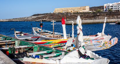 Embarcaciones empleadas por los migrantes para llegar a España, en el puerto de La Restinga.
