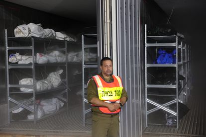Un soldado israelí este martes ante los restos de víctimas del ataque de Hamás del 7 de octubre.