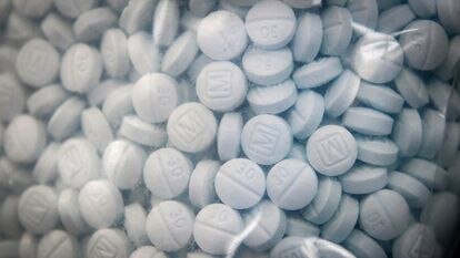 Una bolsa de pastillas falsas del analgésico oxicodona que contienen en realidad fentanilo, incautadas este mes ene el puerto de Sand Diego.