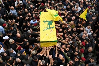 Partidarios y allegados del combatiente de Hezbolá Mohammed Assaf, asesinado por el ejército de Israel, participaban en su funeral al sur de Beirut (Líbano).