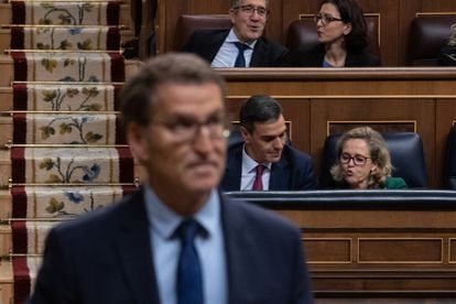 Feijóo se encamina a su escaño tras dar la réplica a Sánchez, mientras Sánchez habla con la vicepresidenta en funciones, Nadia Calviño. 