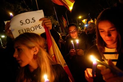 Jóvenes encendían velas durante la manifestación frente a la sede del Parlamento Europeo en Madrid, este jueves.