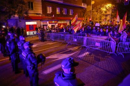 Cordón policial en la esquina de la calle de Ferraz con la de Marqués de Urquijo de Madrid, durante la protesta contra la amnistía.