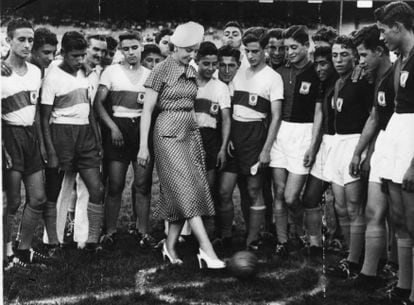 En la imagen, Evita da el saque inaugural de un torneo infantil de fútbol, en Buenos Aires.