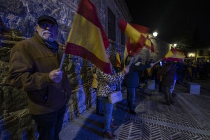 Concentración en contra de la amnistía celebrada este jueves en la sede del PSOE de Toledo.