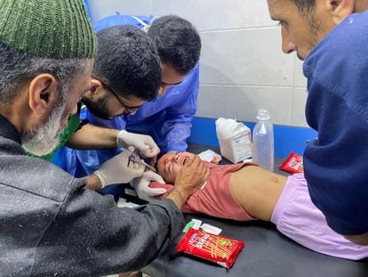 El asedio de las fuerzas israelíes obliga a excavar una fosa común en el principal hospital de Gaza
