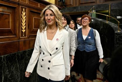 La líder de Sumar, Yolanda Díaz, llega al Congreso de los Diputados para asistir a la primera jornada del debate de investidura de Pedro Sánchez. 