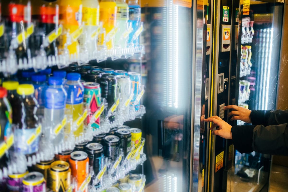 Los menores que tomen bebidas energéticas en Galicia se enfrentarán a multas de 600 a 3.000 euros