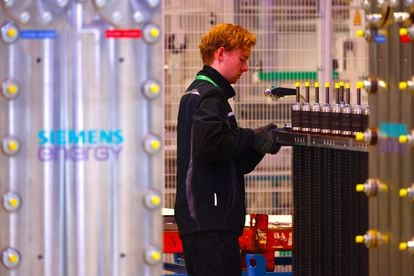 Un empleado de Siemens Energy, en la nueva fábrica de electrolizadores abierta en Berlín.