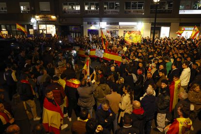 Concentración frente a la sede del PSPV-PSOE en Valencia contra el pacto del PSOE y Junts.