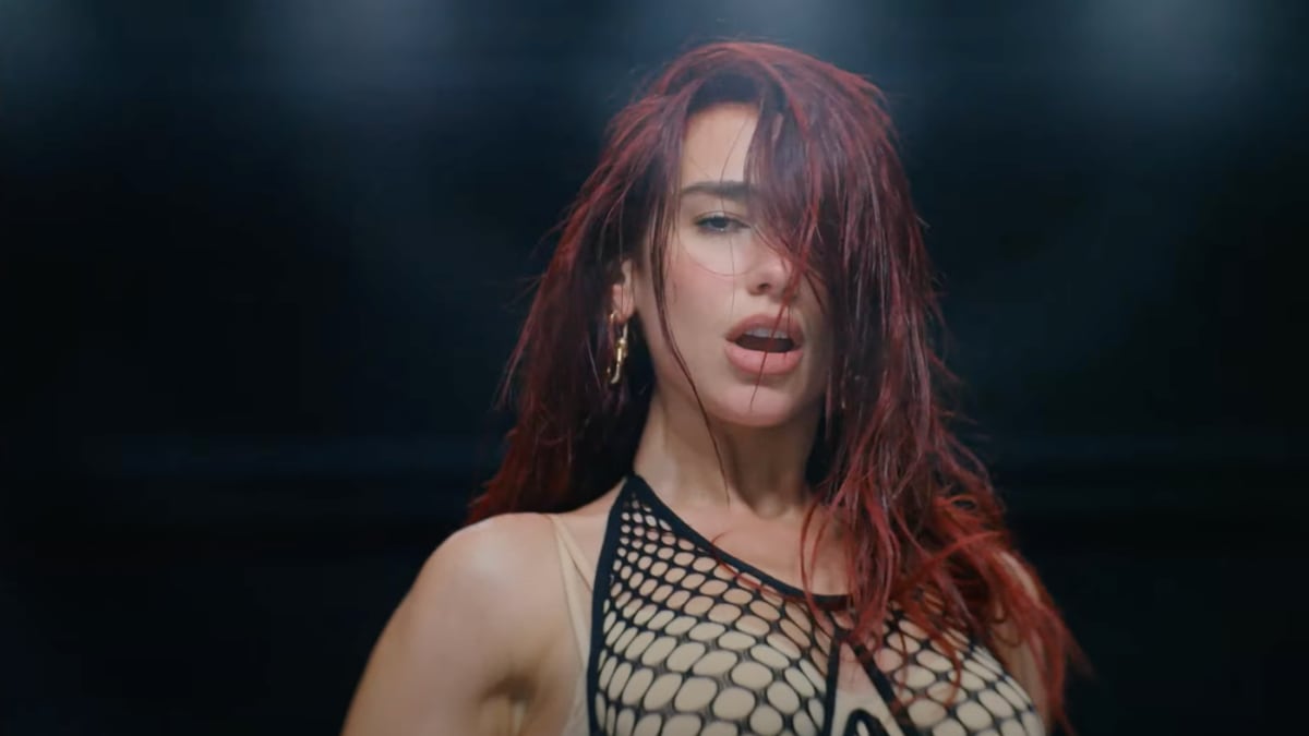 El triunfal regreso de Dua Lipa con ‘Houdini’: top desnudo y pantalón de chandal en un vídeo clip que homenajea a Madonna y Rosalía