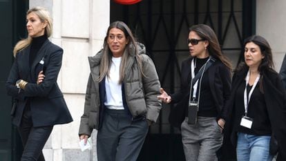 La diputada de Junts per Catalunya Miríam Nogueras (segunda por la izquierda) se dirige al Congreso de los Diputados.