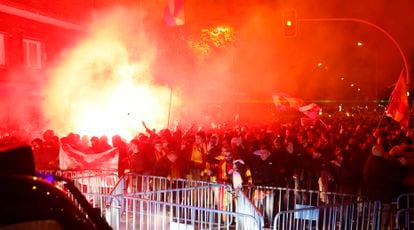 Los concentrados en la primera fila de la protesta de Madrid, frente a la sede del PSOE en la calle Ferraz, lanzan una bengala.
