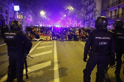 Varias personas durante una sentada en una protesta en la calle Ferraz.