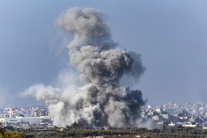 Una columna de humo se elevaba este sábado sobre Gaza tras los ataques israelíes.