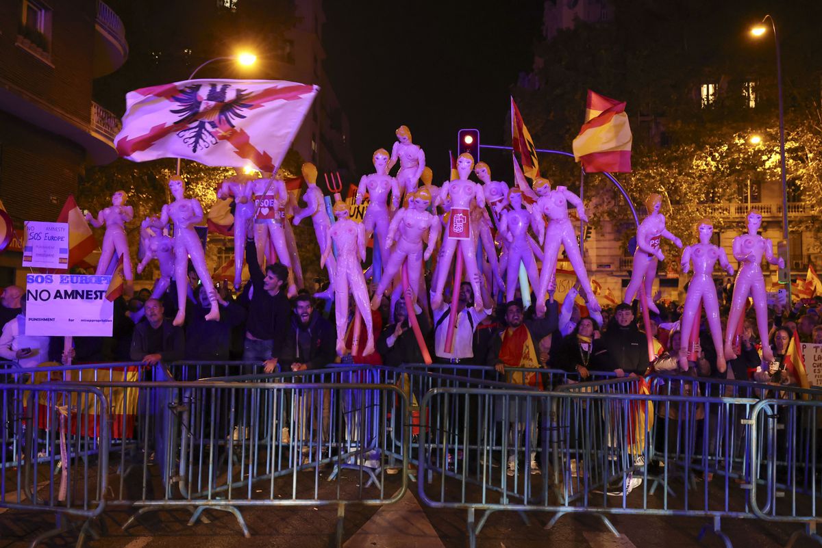 Ferraz registra la última noche de protestas antes del debate de investidura