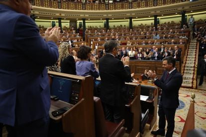 Sánchez recibe el aplauso de la bancada socialista tras su discurso de investidura.