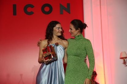 Ana Rujas, Premio ICON X Aniversario, ha recibido su galardón de manos de la también actriz Aitana Sánchez Gijón.