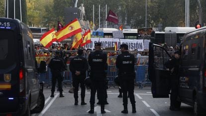 Manifestantes contrarios a la amnistía protestan en la plaza de Neptuno, a escasos metros del Congreso de los Diputados, durante el debate de investidura de Pedro Sánchez. 