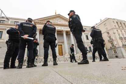Efectivos de la Policía Nacional frente al Congreso de los Diputados, este miércoles.