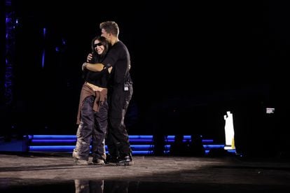 Pablo Alborán abraza a María Becerra durante los ensayos de los Grammy Latinos en Sevilla.