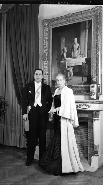 Perón y Eva se preparan para asistir a la primera gala de la temporada del Teatro Colón en 1949, una función que aún hoy es un acontecimiento cultural. Fusco llegó a ser Fusquito para Perón, un trato que finalmente le abrió las puertas a la intimidad del matrimonio presidencial.