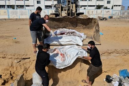 Cadáveres no identificados antes de ser enterrados en una fosa común, en el norte de la franja de Gaza.