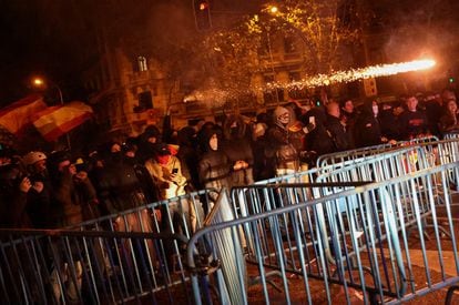 Los manifestantes lanzan petardos contra la policía en la calle Ferraz de Madrid.